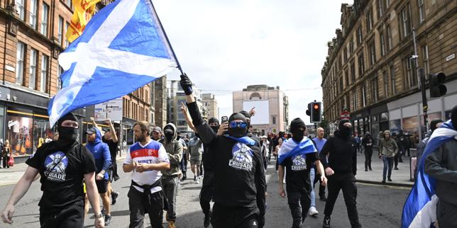 en-glasgow,-quinze-interpelaciones-en-marge-d’un-afrontement-entre-manifestants-anti-inmigration-et-antiracistes