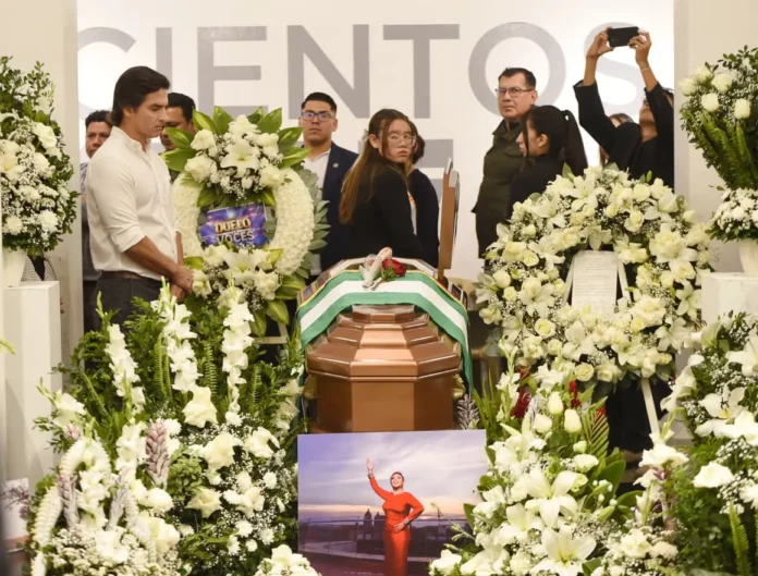despiden-a-alenir-echeverria-y-alcalde-anuncia-distincion-postuma