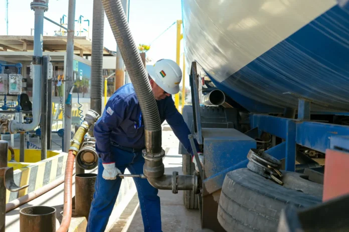 ypfb-inicia-descarga-de-48-millones-de-litros-de-diesel-de-arica