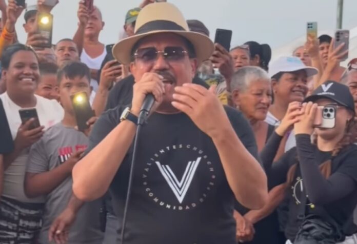 luis-silva-se-presento-en-playa-verde-en-solidaridad-con-los-sobrevivientes-de-los-terremotos-a-un-mes-de-la-tragedia.