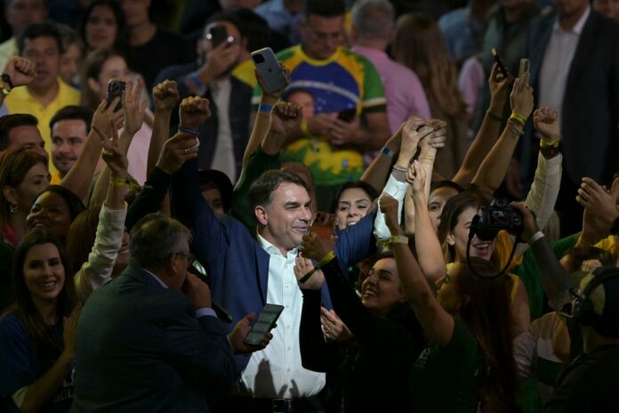 flavio-bolsonaro-es-vestido-como-candidato-a-las-presidenciales-de-brasil