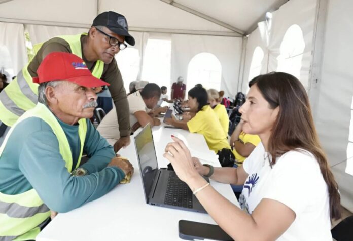 damnificados-de-la-guaira-denunciaron-que-pasaron-hasta-12-horas-en-cola-para-censo-habitacional-tras-terremotos