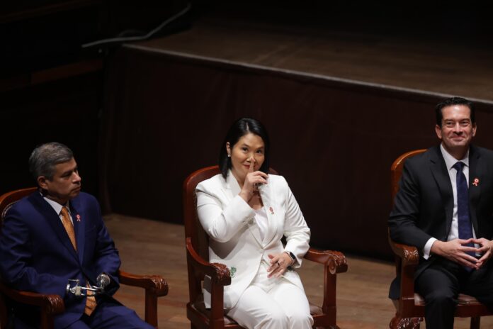 keiko-fujimori-saluda-la-eleccion-de-miguel-torres-y-oscar-reto-como-presidentes-del-senado-y-de-la-camara-de-diputados,-respectivamente