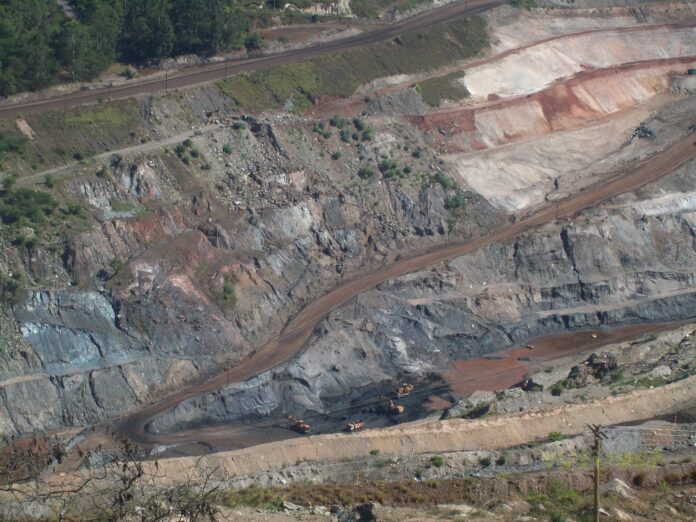 envoltura-de-mineral-de-hierro:-vale-cae-a-medida-que-flaquea-la-demanda-de-acero-de-china