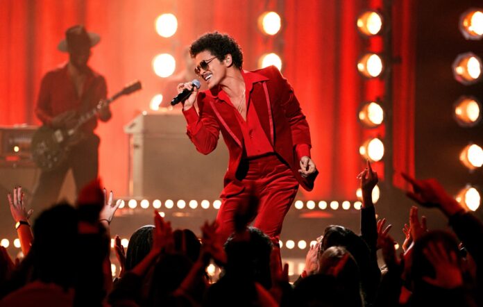 bruno-mars-sorprendio-al-publico-de-londres-al-personificar-a-harry-potter-junto-a-dobby