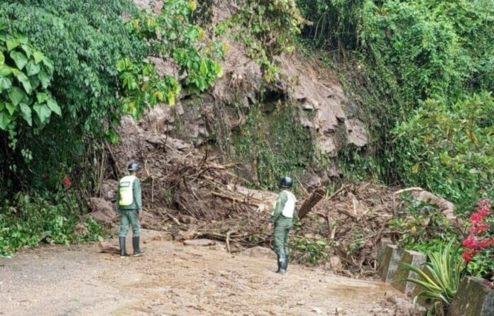fuerte-desplazamiento-de-tierra-mantiene-bloqueado-paso-en-la-via-barinas-merida