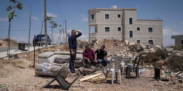 «-sans-notre-comite,-les-colons-seraient-deja-installes-devant-notre-mairie-»-:-a-sinjil,-en-cisjordania-occupee,-les-habitants-s’organisent-contre-les-attaques