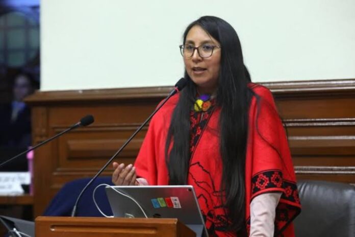 ruth-luque-pide-investigar-presuntos-recortes-salariales-revelados-en-chats-de-exasesora-de-roberto-sanchez