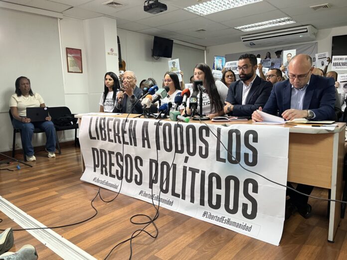 exigen-la-liberacion-de-los-presos-politicos-al-cumplirse-200-dias-de-vigilia-familiar-cerca-de-centros-de-reclusion