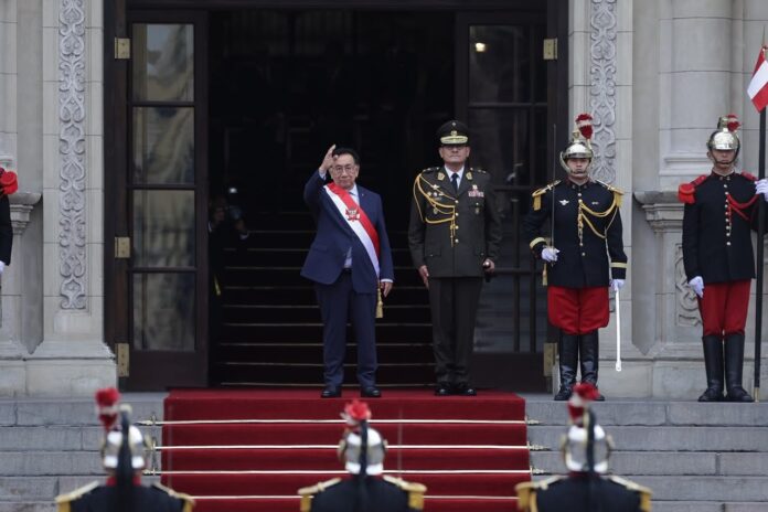 jose-maria-balcazar-acude-al-congreso-para-entregar-la-banda-presidencial