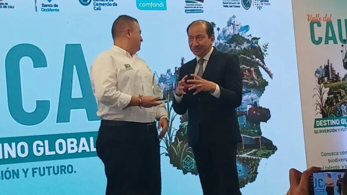 lideres-del-valle-del-cauca-reciben-reconocimientos-por-su-vocacion-social,-su-impulso-al-departamento-y-por-el-merito-y-el-valor-empresarial