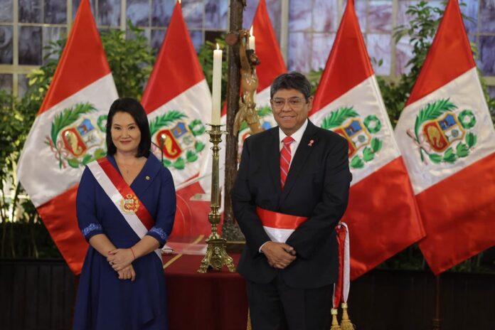 elmer-cuba-jura-ante-keiko-fujimori-como-ministro-de-economia-y-finanzas