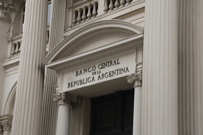 el-banco-central-de-argentina-detiene-su-racha-de-compras-de-dolares-tras-los-elogios-del-fmi