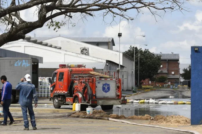 controlan-incendio-en-el-parque-industrial-y-comenzaran-el-monitoreo-ambiental