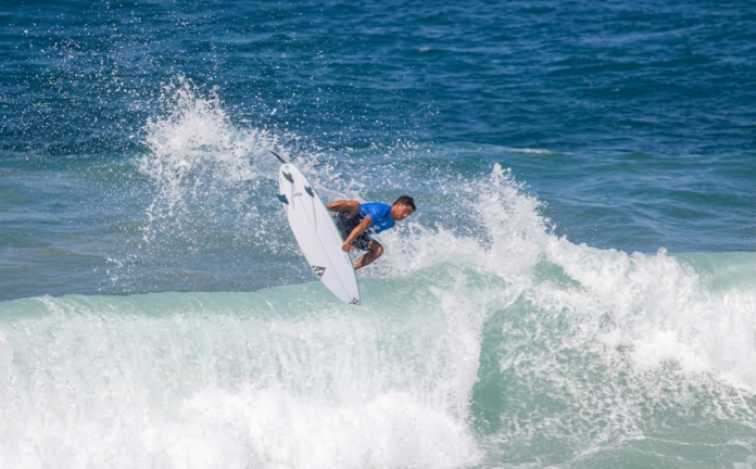rafael-pereira-se-cuelga-el-oro-en-el-surf-de-los-centroamericanos