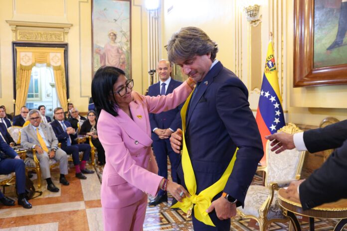 delcy-rodriguez-condecora-al-coordinador-residente-de-la-onu-en-venezuela,-gianluca-rampolla,-que-concluye-su-mision