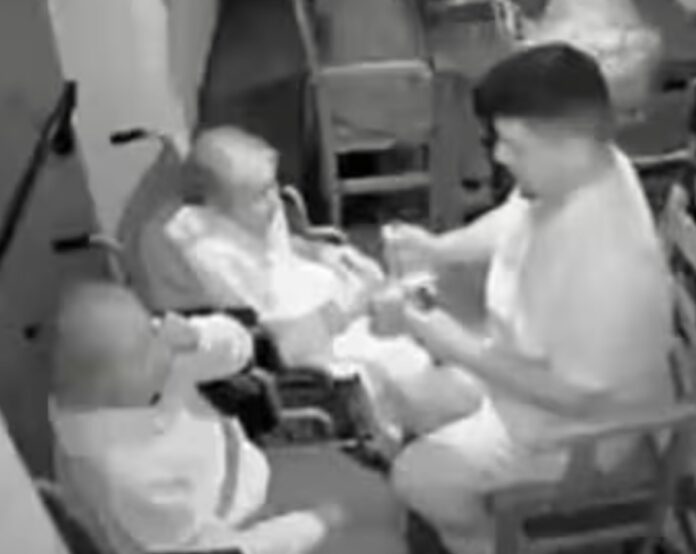 “por-que-no-te-moris-de-una-vez”:-filman-a-un-enfermero-cuando-golpeaba-ancianas-en-un-geriatrico