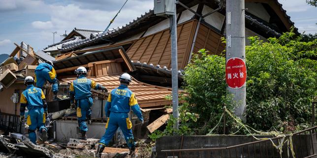 dos-dias-despues-de-seis-meses-en-japon,-al-menos-34-muertes,-des-millers-de-rescapes-et-des-operations-de-sauvetage-sous-la-canicule