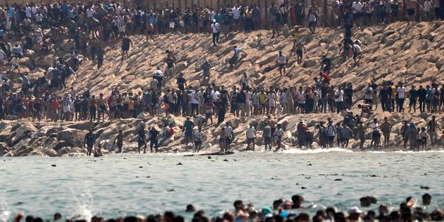 espana:-des-centaines-de-personnes-entrees-illegalement-dans-l’enclave-espagnole-de-ceuta