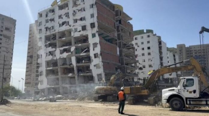 demolieron-torre-c-del-complejo-luisa-caceres-de-arismendi-en-catia-la-mar-danado-por-los-sismos