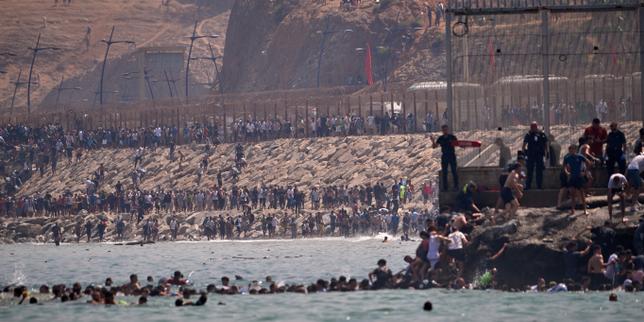 un-afflux-massif-de-migrants-a-ceuta-ravive-les-tensions-entre-madrid-et-rabat