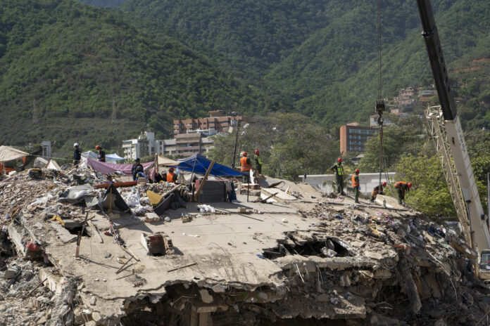 “nuestros-seres-queridos-no-son-escombros”:-familiares-en-la-guaira-exigen-recuperar-los-cuerpos-antes-de-demoler-los-edificios