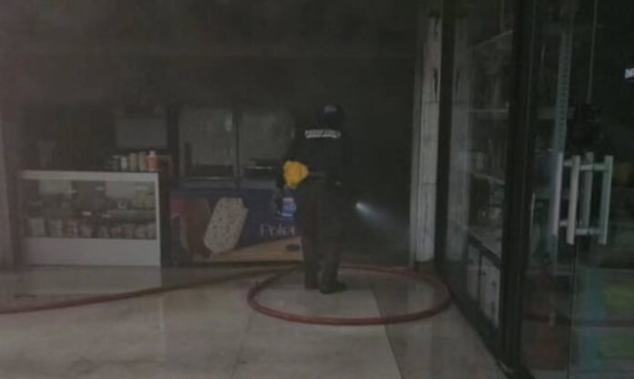 cinco-personas-resultaron-afectadas-por-inhalacion-de-humo-en-incendio-en-libreria-del-ccct