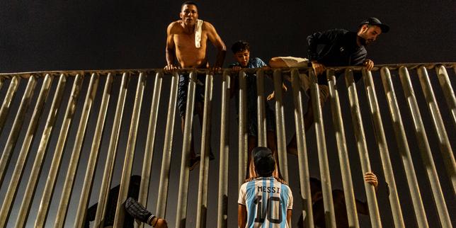a-ceuta,-les-images-des-dizaines-de-milliers-d’exiles-qui-tentent-de-traverser-la-frontiere-espagnole