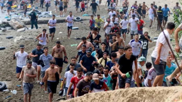 “la-situacion-esta-fuera-de-control”:-espana-moviliza-al-ejercito-ante-el-cruce-de-mas-de-49.000-migrantes-desde-marruecos-a-ceuta;-hay-al-menos-18-muertos